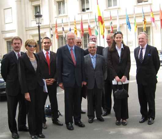 Karl von Wogau mit Delegation der Kangaroo Group des Europäischen Parlamentes vor dem Spanischen Senat in Madrid Karl von Wogau mit Delegation der Kangaroo Group des Europäischen Parlamentes vor dem Spanischen Senat in Madrid