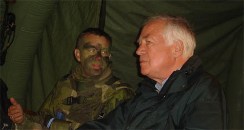 Karl von Wogau avec lieutenant-colonel Rikard A Johansson (Groupement Tactique Nordique) Karl von Wogau avec lieutenant-colonel Rikard A Johansson (Groupement Tactique Nordique)